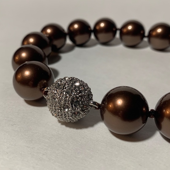 Elegant Shell Pearl Necklace with Magnetic Clasp in Chocolate Brown 15mm - Picture 3 of 8